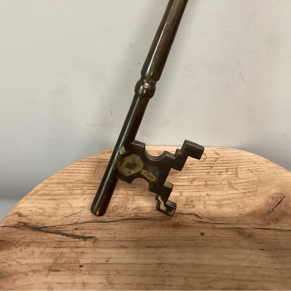 Vintage & Solid Brass & Huge - Skeleton Type Key Wall Hanger - Paperweight - Picture 6 of 10